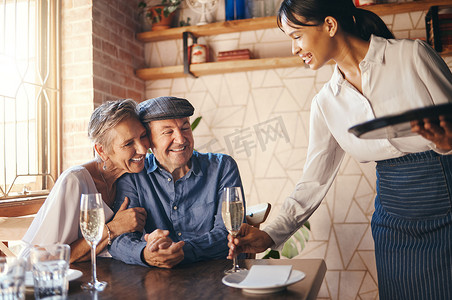 爱情，情侣老人，在餐厅用枣子和酒庆祝结婚，一起快乐、微笑或放松。