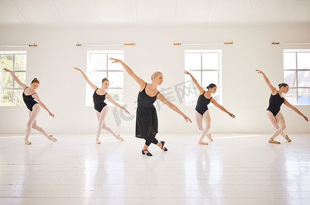 学生表演摄影照片_芭蕾舞、舞蹈学生和老师在课堂上进行练习、训练和在工作室表演。