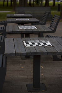 公园里为每个人都设有棋桌。