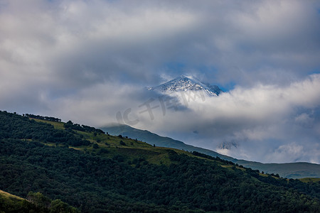 上菲亚格登北奥塞梯的雪山顶