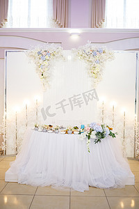 精美花卉装饰摄影照片_为新婚夫妇准备的婚礼餐桌，装饰精美