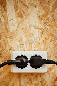 交流电源插头和插座，木制 osb 墙背景