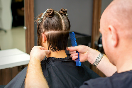男性理发师给女性剪头发
