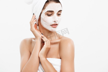 美容护肤概念-美丽的白种女人面部肖像在她的面部皮肤白色背景上应用奶油面膜。