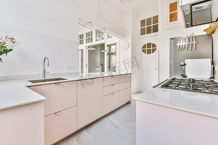 白色的现代厨房摄影照片_带白色家具的现代厨房内部