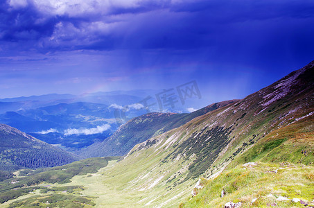 高原山地摄影照片_傍晚山地高原景观（喀尔巴阡山脉，乌克兰）