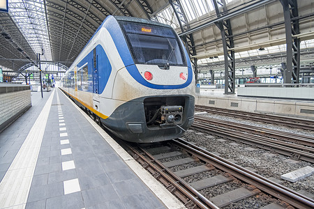 火车在阿姆斯特丹空荡荡的中央车站准备出发