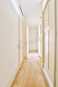 有门和灯的狭窄的走廊