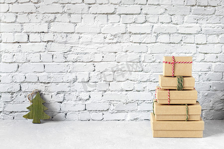 工艺纸礼盒，新年树的形式，有一棵小木圣诞树