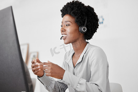 女销售员、呼叫中心代理和客户服务支持员工在办公电脑上寻求建议、帮助和专家沟通。