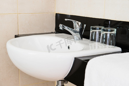 酒店浴室摄影照片_酒店洗手池