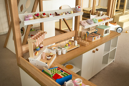 带餐具和人工食品的木制儿童游戏厨房