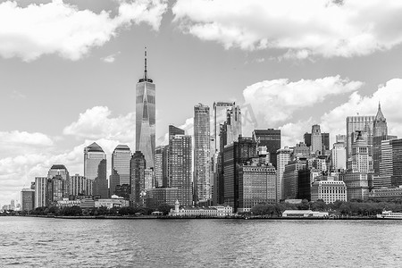 世界贸易中心一号大楼和市中心金融区和纽约曼哈顿下城的天际线全景，黑白摄影