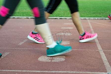跑步者的脚在跑道上运动