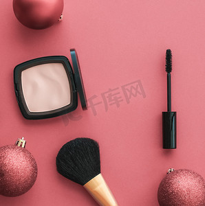 美容品牌圣诞促销的化妆和化妆品产品套装，豪华珊瑚平底背景作为假日设计
