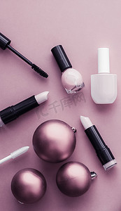 美容品牌圣诞促销的化妆和化妆品产品套装，豪华紫色平底背景作为假日设计