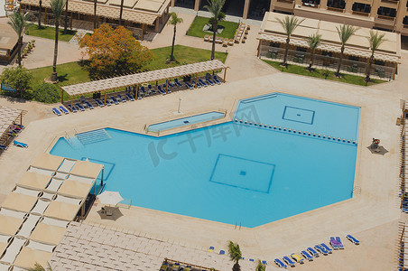 豪华热带酒店大型游泳池的鸟瞰图