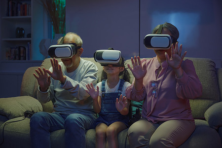 带孩子的亚洲老人玩 VR 视频游戏