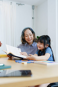 亚洲肖像、孙子孙女奶奶奶奶和孙女高兴地参加活动，提高孙子的技能