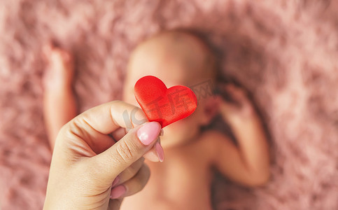 孩子小手摄影照片_刚出生的婴儿和妈妈的手。