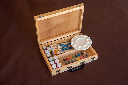 装在一个漂亮的木盒中供艺术家使用。