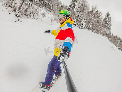 高山滑雪运动员摄影照片_滑雪者在多云晴天在高山滑雪下坡