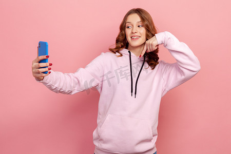 千禧年视频摄影照片_粉红色背景的年轻情感女人的肖像。