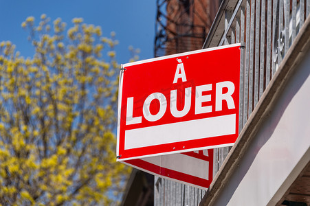 公寓出租摄影照片_Louer 标志（法语出租）张贴在阳台前
