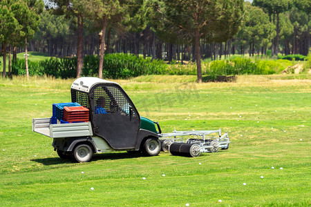 高尔夫球场和收集高尔夫球的车辆。