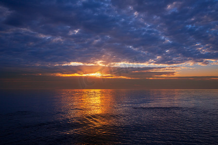 日落日出摄影照片_地中海的日落日出