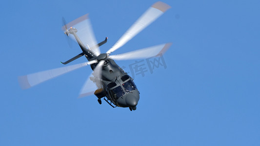 在飞行中的现代北约军用直升机在蓝天