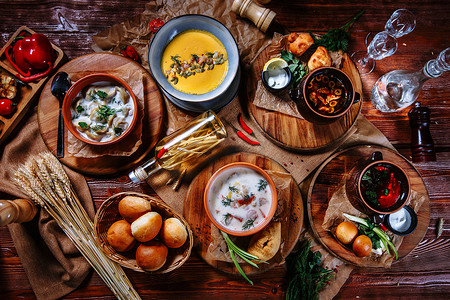 手绘罗宋汤摄影照片_一张桌子，上面放着传统的乌克兰菜肴。