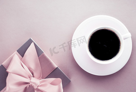 浪漫送礼摄影照片_粉红色背景的豪华礼盒和咖啡杯，浪漫假期和生日惊喜的平面设计