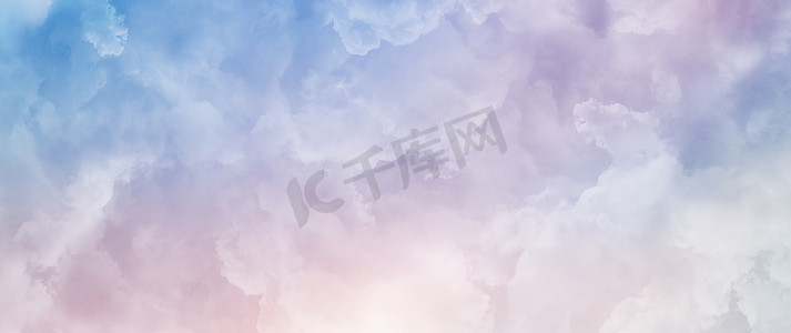 紫色网页模板摄影照片_非凡的云艺术彩色绿松石背景网站标题、网页横幅、互联网营销、印刷材料、演示文稿模板