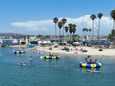 传道授业解惑摄影照片_加利福尼亚州圣地亚哥使命湾水上运动区的船只和皮划艇的鸟瞰图。