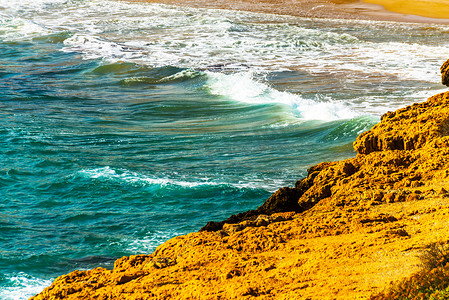 绿水清山摄影照片_高高的悬崖在海上，夏季海背景，许多溅水
