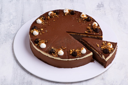单层透气摄影照片_白盘上单层巧克力蛋糕的特写镜头