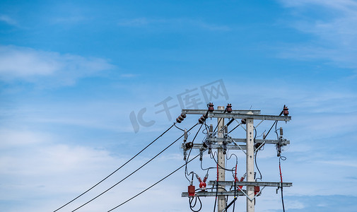 电网微网摄影照片_通过电网传输电力的三相电力