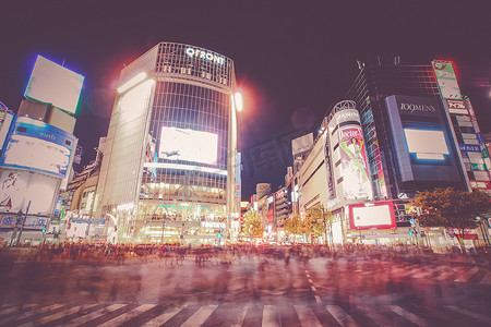 涉谷十字路口摄影照片_涩谷Scramble十字路口的夜景