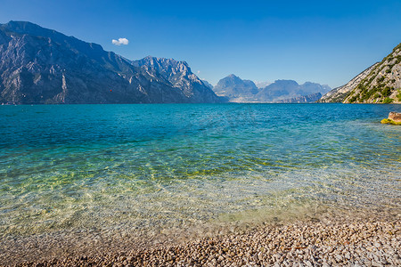 意大利北部马尔切西内田园诗般的加尔达湖海岸线，水半透明