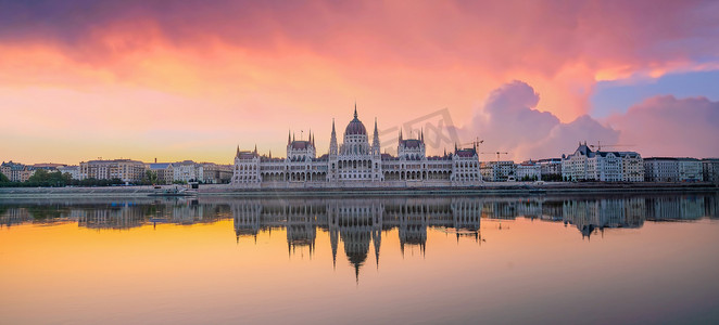 布达佩斯城市天际线，日出时匈牙利的城市景观