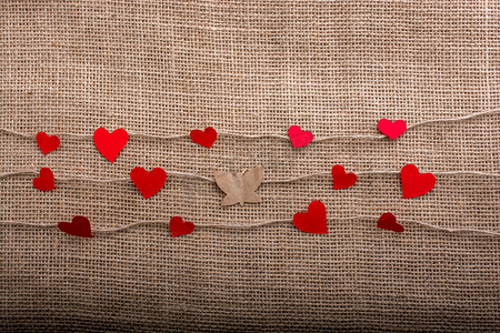 爱情概念与线程和蝴蝶上的心形图标