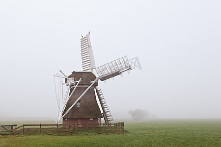 雾中的木制风车