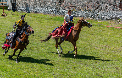 古装赛马摄影照片_身着古装的女人和男人骑在马上