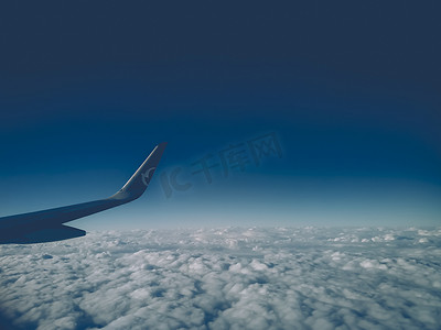 飞机机翼摄影照片_飞机机翼。从飞机上鸟瞰岛屿山云