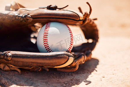 棒球、运动和锻炼，在户外球场或场地的底板上用球和手套进行竞技比赛或比赛。