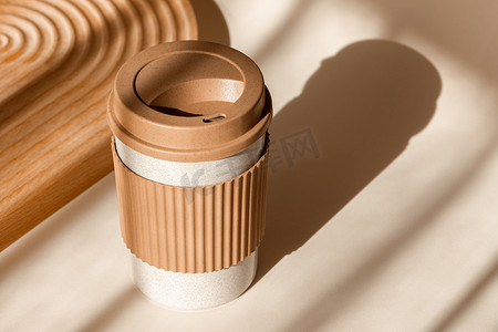 可降解摄影照片_可重复使用的杯子、可生物降解的旅行塑料咖啡杯可供外带。