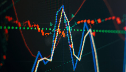 技术价格图表和指标、蓝色主题屏幕上的红色和绿色烛台图、市场波动、上下趋势。