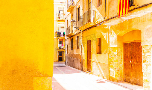 迷人的狭窄街道，街道上有色彩缤纷的建筑外墙