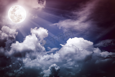 万圣节满月背景摄影照片_夜空云彩，明亮的满月万圣节背景。